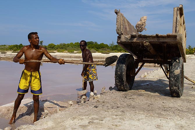 Madagascar Ifaty recolte du sel